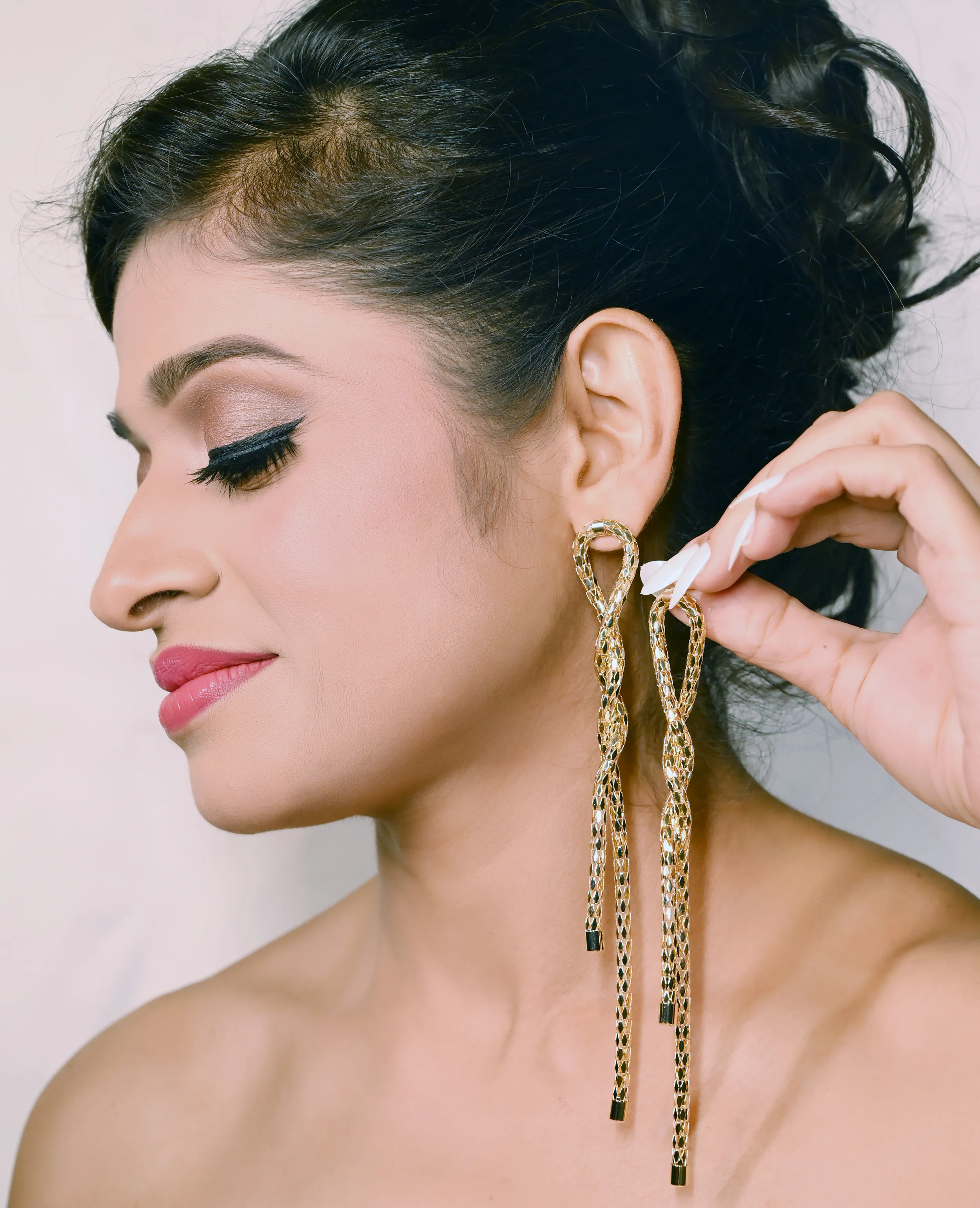Long & Lightweight Classic Golden Dangler Earrings – Effortless Elegance