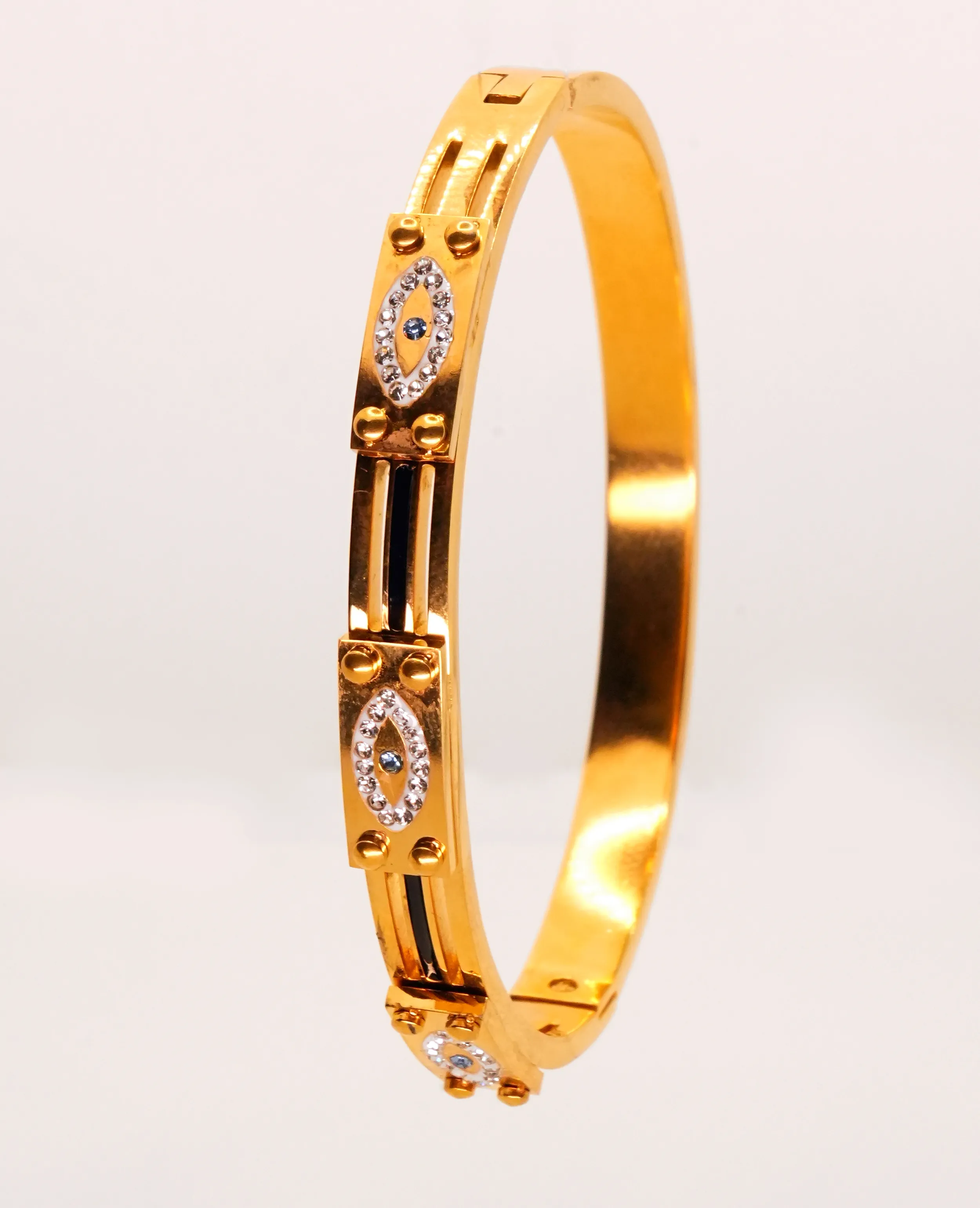 Golden Kada Bracelet: A Timeless Touch of Elegance