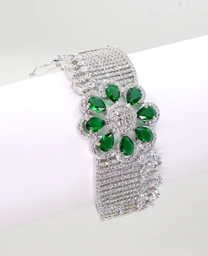 Elegant AD Bracelet with Flower-Shaped Emerald Detail - Luxurious Statement Piece